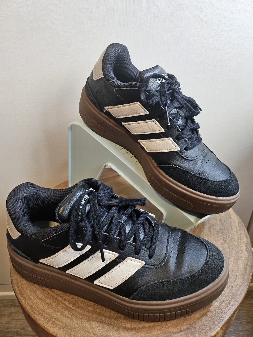 💜 Adidas sz7 Courtblock Black and Cream Leather Sneakers